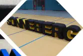 Schriftzug Sonneberg steht aufrecht in einer Turnhalle