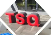 Buchstaben TSQ stehen aufrecht als Sitzbuchstaben vor Büro