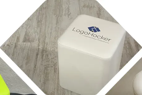 weißer Leder Würfelhocker mit Logohocker Logo Aufdruck steht im Büro