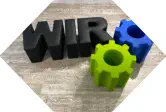 Buchstaben Wir und 2 Zahnräder als Sitzhocker Gruppe auf dem Boden 